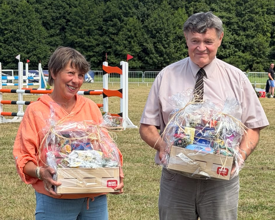 Im Rahmen des Ostseeturniers wurden Inge Koch für 30 Jahre Tätigkeit als Meldestellenleiterin in Wittenbeck und Christian Beggerow für langjährige Tätigkeit als Turnierrichter geehrt. © RFV Waterkant Kühlungsborn