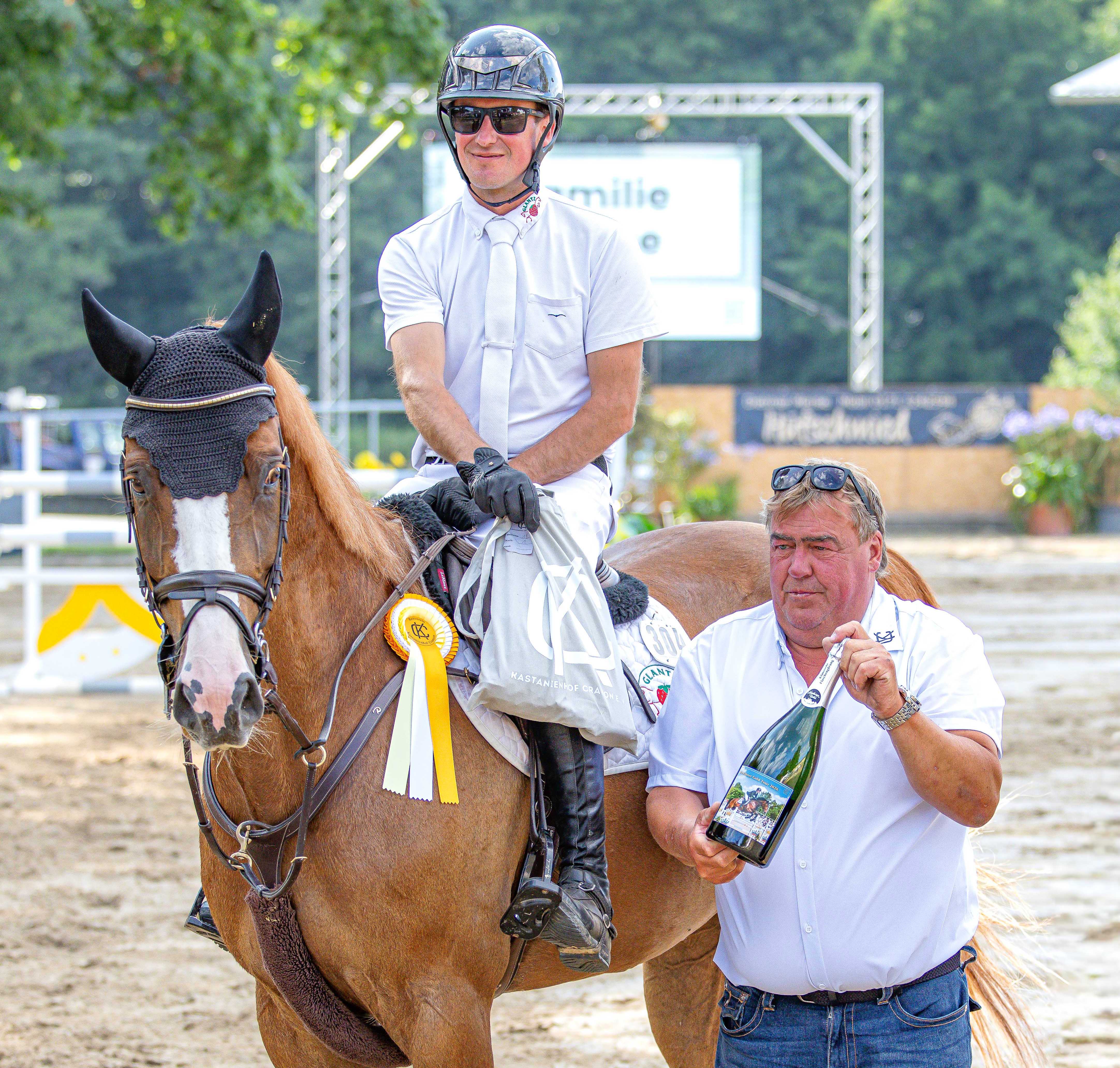 Hufschmiedemeister Dietmar Mense, Sponsor des Großen Preises, gratuliert dem Sieger Christoph Lanske. © S. Boge