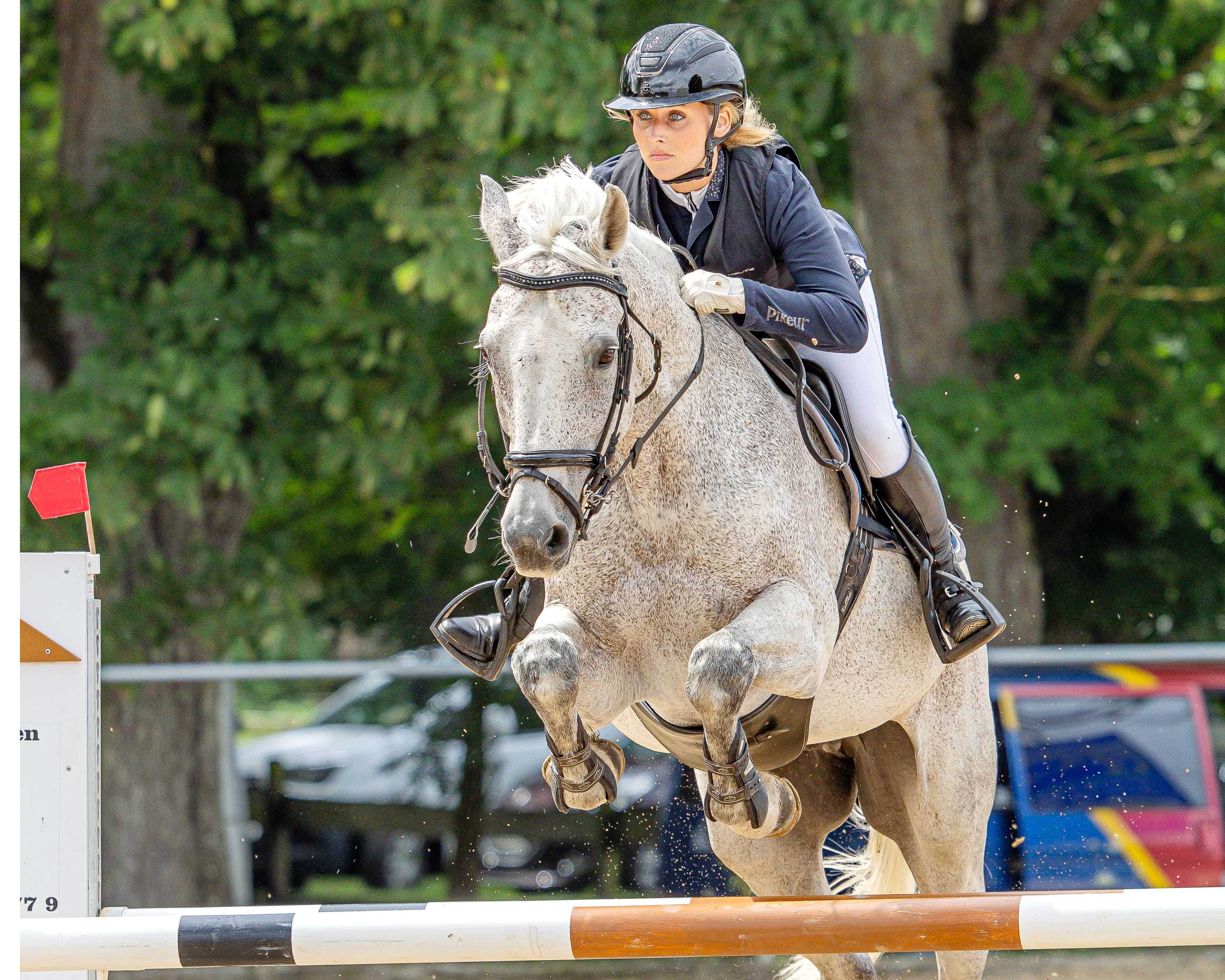 Auch Lysan-Cathris Hinz aus Malchow gewann mit Corner ein Wertungsspringen Klasse L zum Müritz-Pokal. © S. Boge