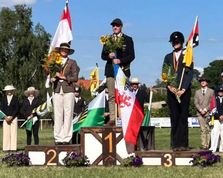 Der 17-jährige Marvin Schildt hat seinen Deutschen Meistertitel von 2025 bei den Pferde-Einspännern verteidigt und steht zurecht ganz oben auf dem Treppchen. © privat