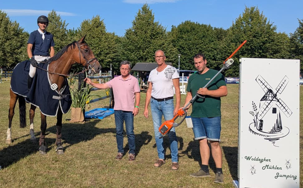 Siegerehrung zum Großen Preis des Woldegker Mühlen-Jumping‘: Ulf Ebel Sieger, Herr Häusler (vertretend für LWB Rehberg mbH, Thomas Werner (Vieh- und Pferdetransporte Thomas Werner, Turnierleiter Marvin Preuß mit Ehrenpreis, einem Husqarna Akku Hochentaster der Firma Manz Landtechnik GmbH. © PF Woldegk