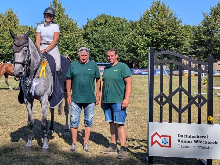 Theresa Albrecht gewann mit Kara Kamilla das Finale der Youngster-Tour. Rainer Wieczorek von der gleichnamigen Dachdeckerei und Turnierleiter Marvin Preuß gratulieren. © PF Woldegk
