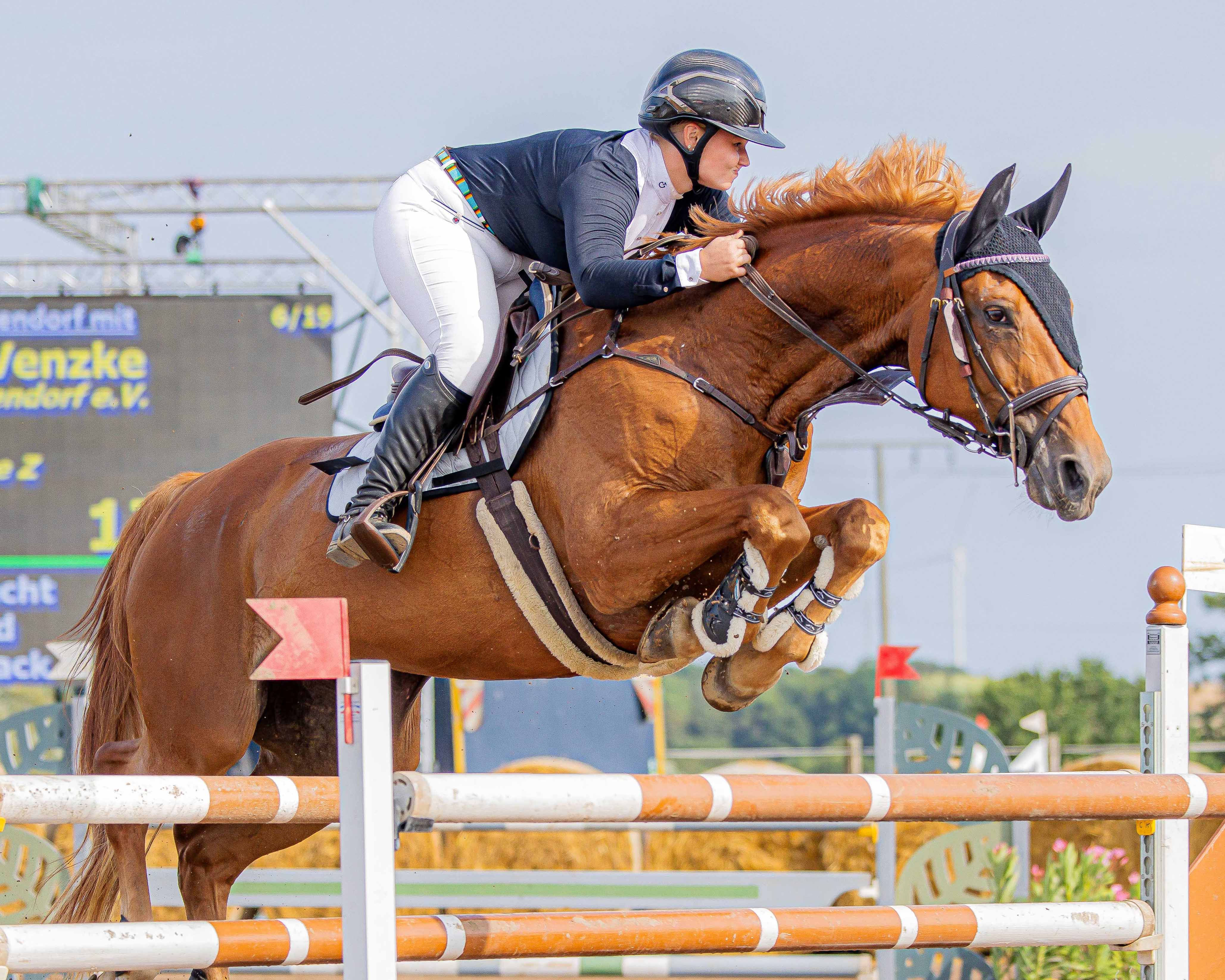 Zu einem Gastgebersieg vor Christoph Maack kam Lucy Marie Venzke auf Avienne E im M-Springen am Freitag. © S.Boge