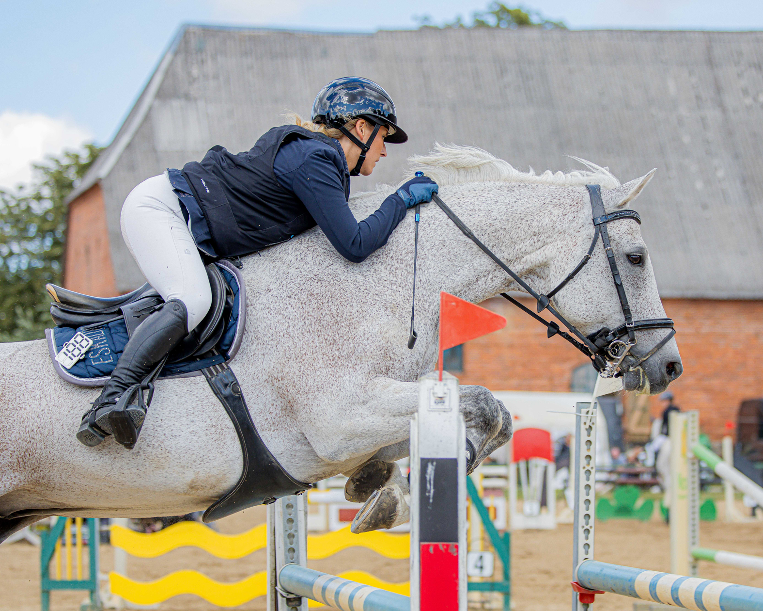 Lysan-Cathris Hinz aus Malchow fügte ihren Siegen der letzten Wochen einen weiteren hinzu und gewann mit Corner den Großen Preis von Reez. © S. Boge