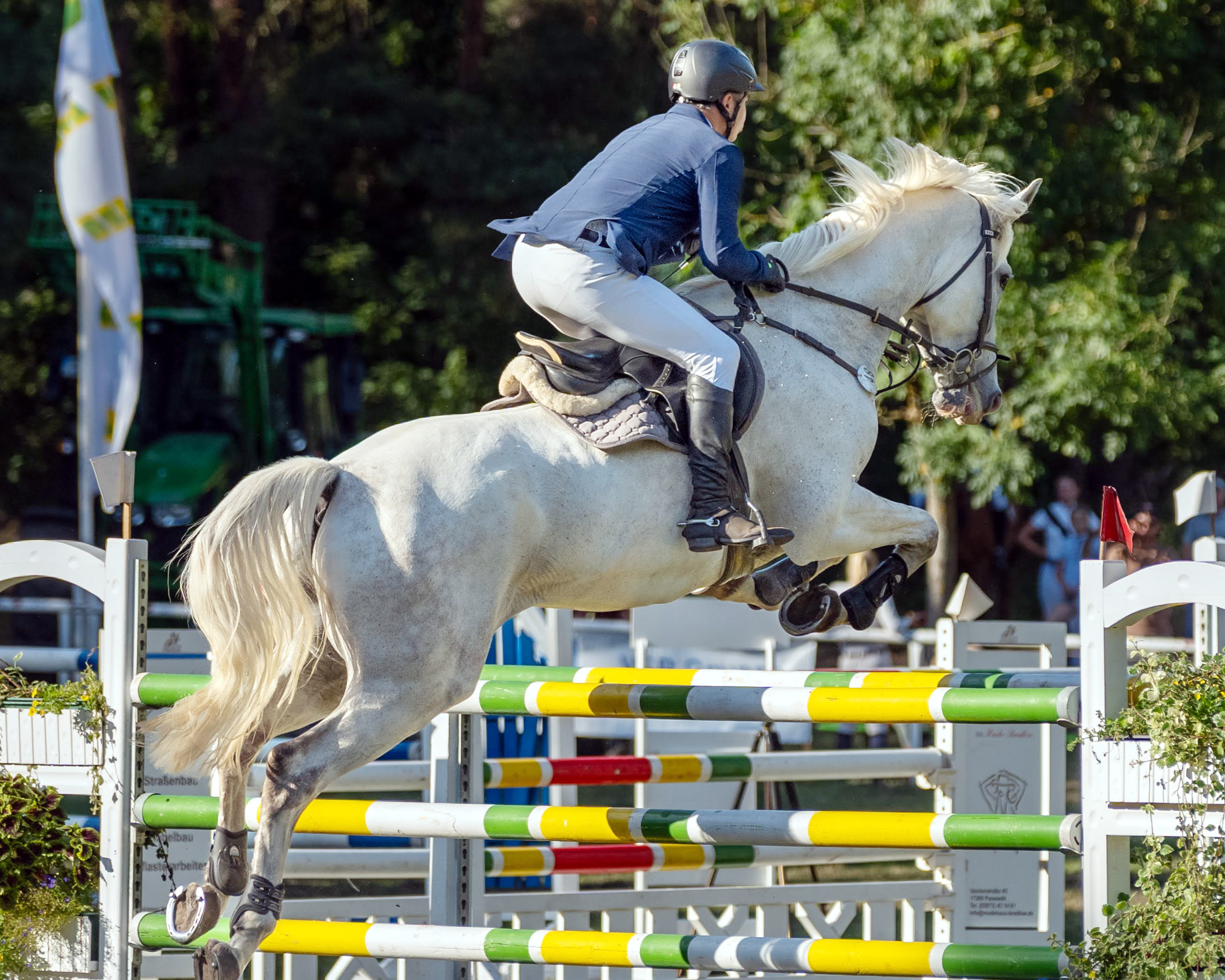 Alexander Bredlow (Pasewalk B 109) ritt mit dem Schimmel Calousio im Großen Preis auf den 3. Platz. © Thomas Moll