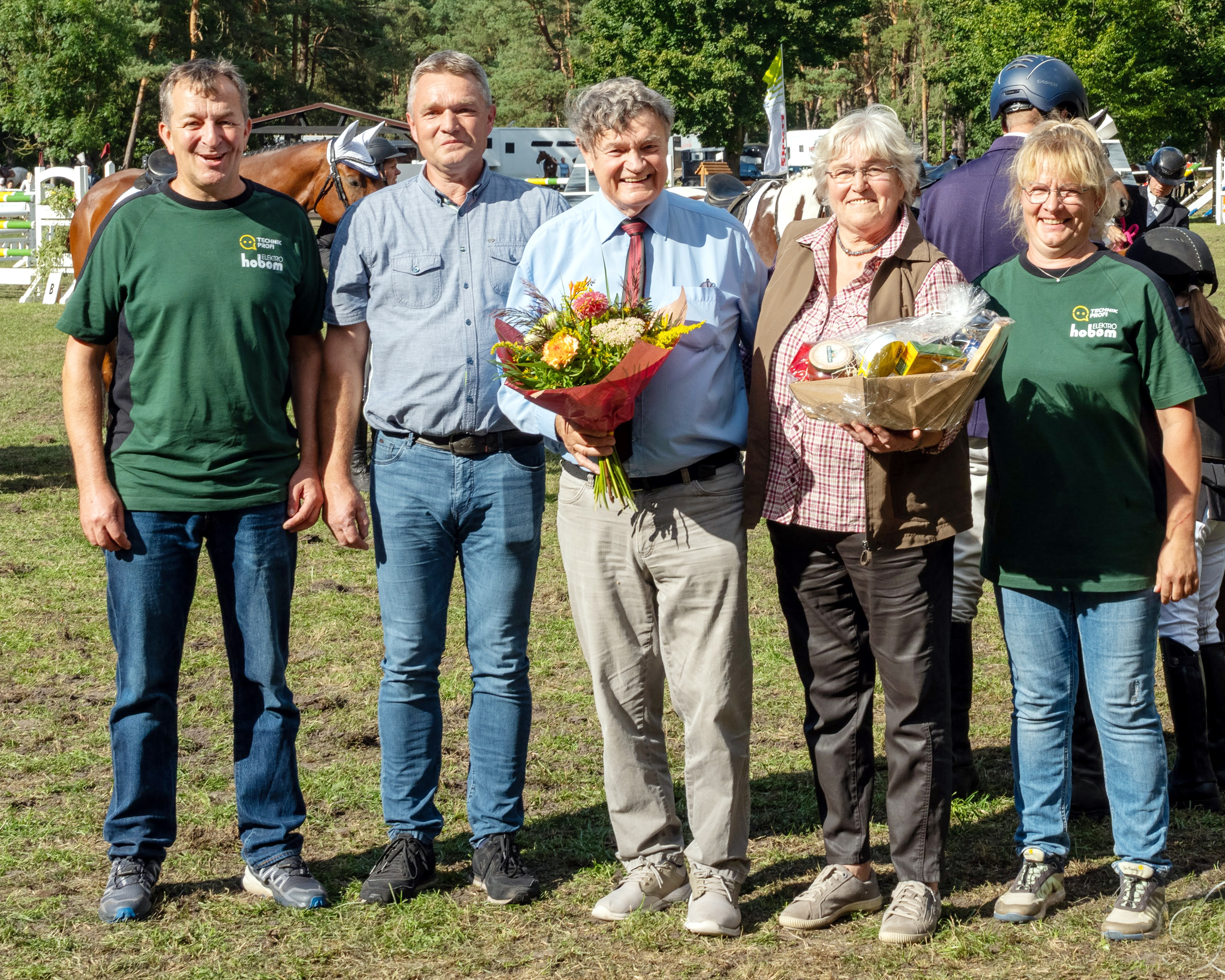 Christian Beggerow war Jahrzehnte Turnierrichter in Plöwen. Weil seine aktive Zeit endet wurde er von Turnierleiter Mario Hobohm und seinem Team verabschiedet. © Thomas Moll