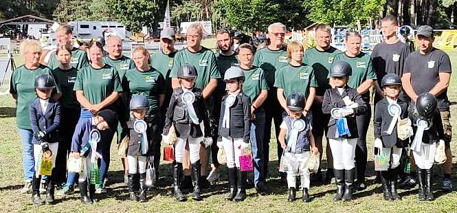 Das beliebte Reitturnier in Plöwen, das seine 53. Auflage erlebte, wird von einem großen Team engagierter Mitstreiter organisiert das sich mit den Führzügelkindern zum Fototermin stellt. © Hobohm