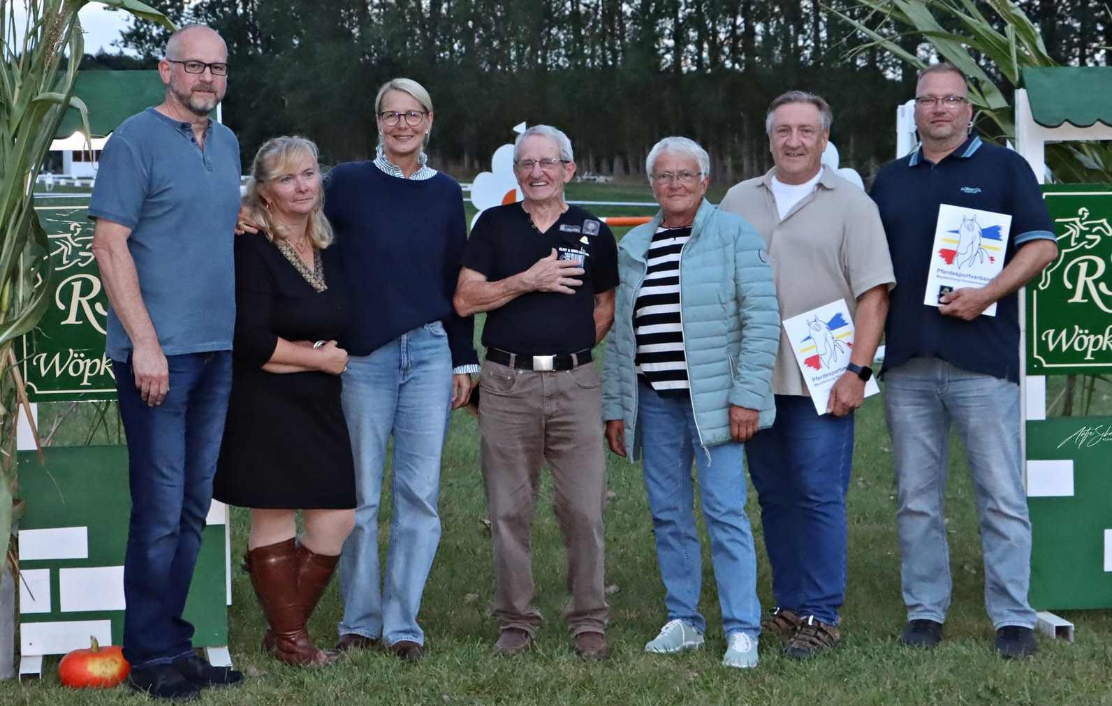 Mit Ehrennadel des Landesverbandes in Bronze und Gold geehrt: v.l. Hans Wilhelm Turnierleiterin Birca Roos, Inga Lass, Walter Roos, Birgit Giersch, Karsten Leppin, Stefan Stolt. © Antje Adoms