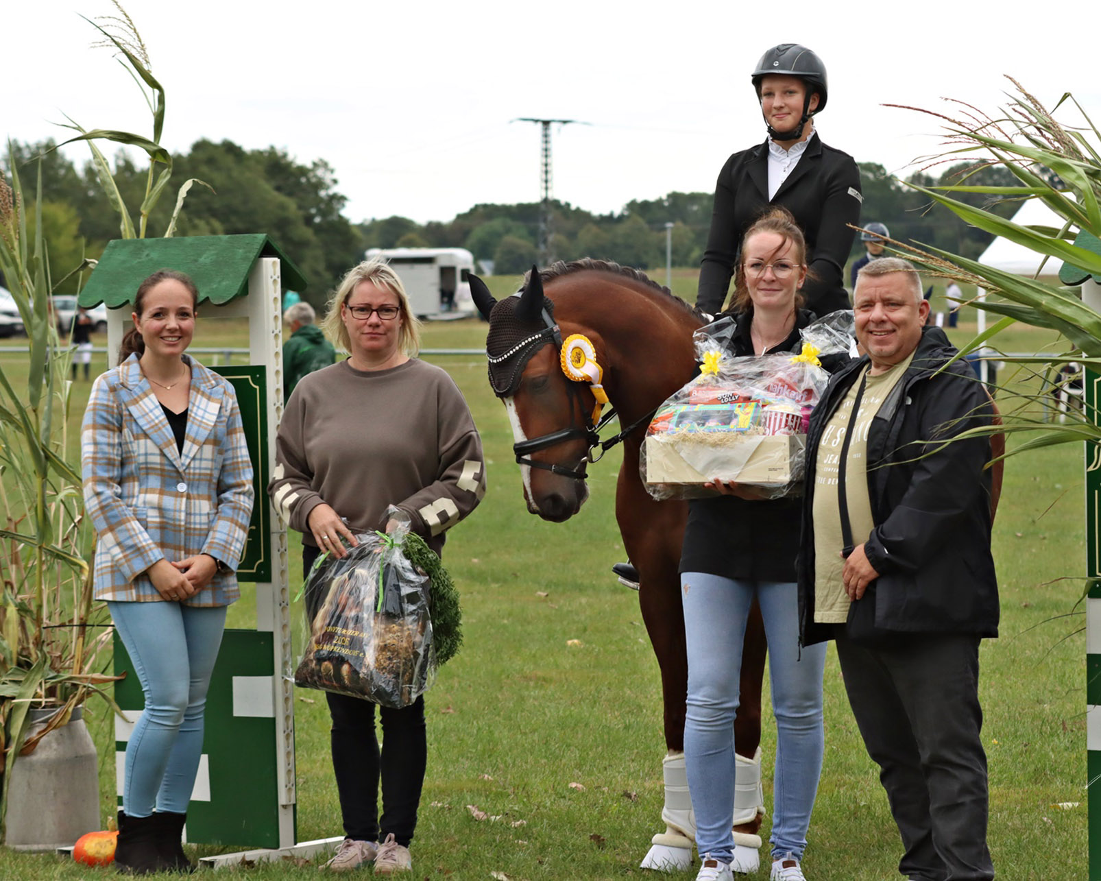 Die Pony A-Dressur A5 gewann Sophia Jennerjahn (RFV Zingst) mit Barclay. Die Sponsoren Frau Luck und Herr Haarbach (r.), sowie Nancy Wolf und Astrid Stolt gratulieren. © Antje Adoms