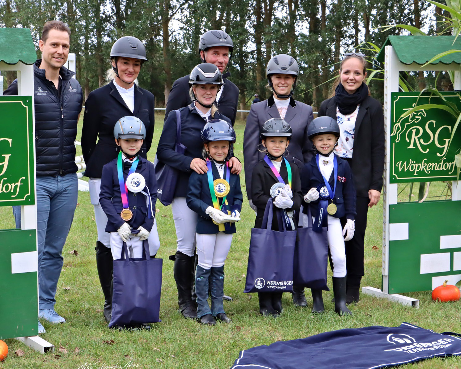 Siegerehrung im Finale des Führzügelwettbewerbs im NÜRNBERGER Burg-Pokal, ausgelobt von Norman Femfert (l.), assistiert bei der Siegerehrung von Nancy Wolf (r.). Leo Thiago Lanske (2.), Wanda Prehl (Siegerin), Neyla Kiara Tremp (4.), Amalia Schnieber (3.) mit ihren Führzügel-Partnern. © Antje Adoms
