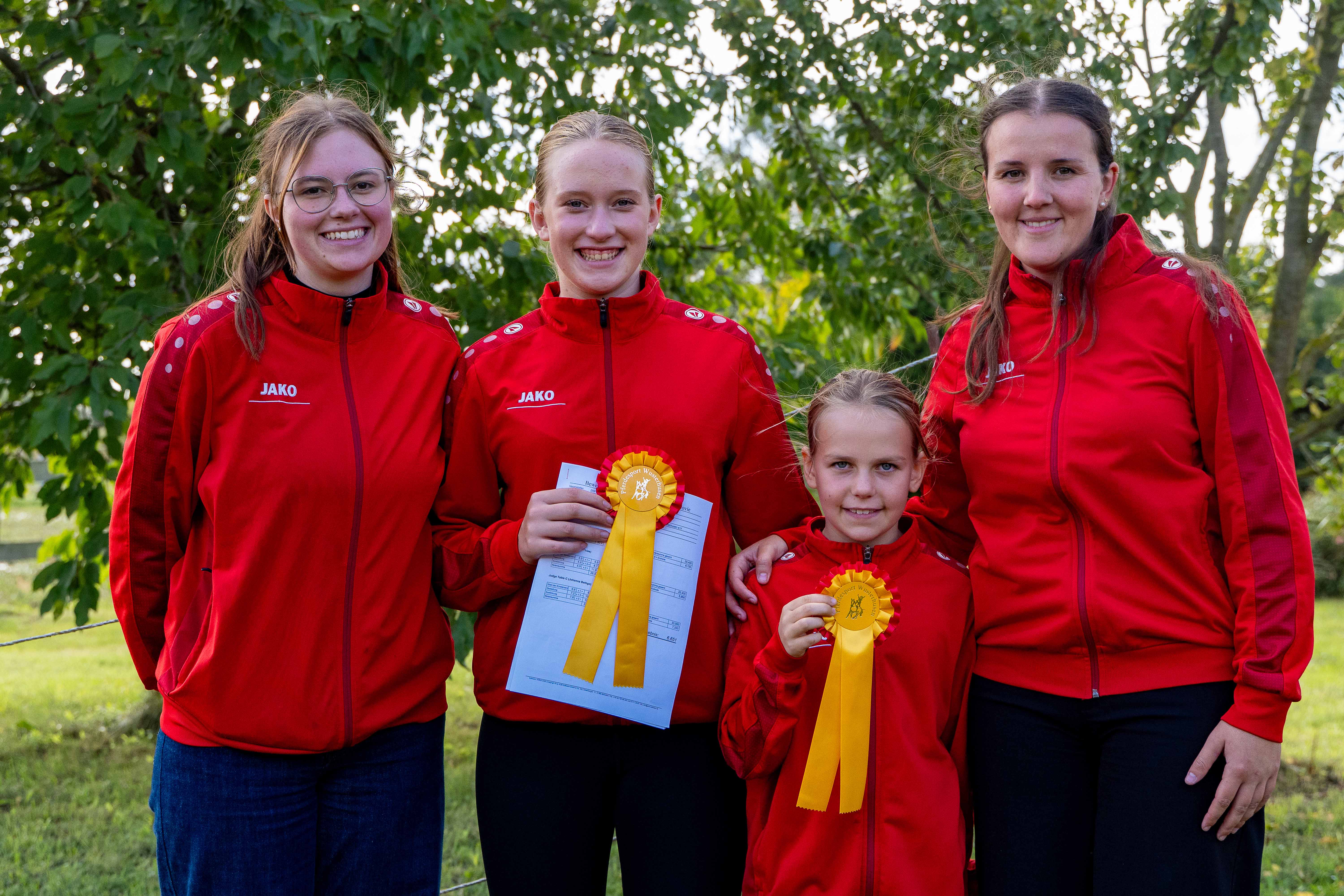 Das Wusterhusener Duo Paula Dornquast und Nila Schleede mit Trainerinnen Charlotte Weber und Emily Bohnenberg.