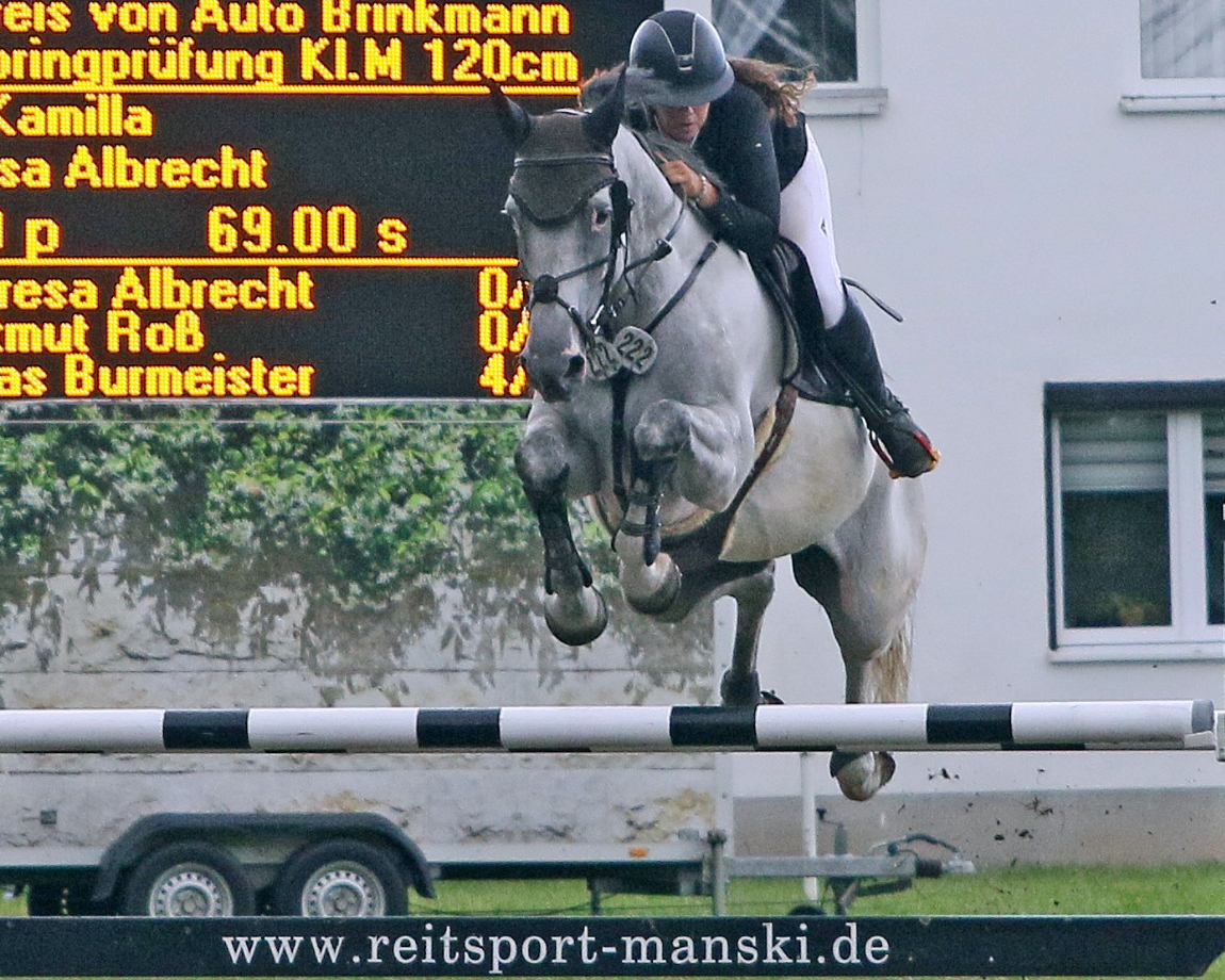 Das Championat am Samstag, eine M1*-Springen, gewann Theresa Albrecht auf der 8-jährigen Kara Kamilla (v. Kasanova de la Pomme). © KaLo
