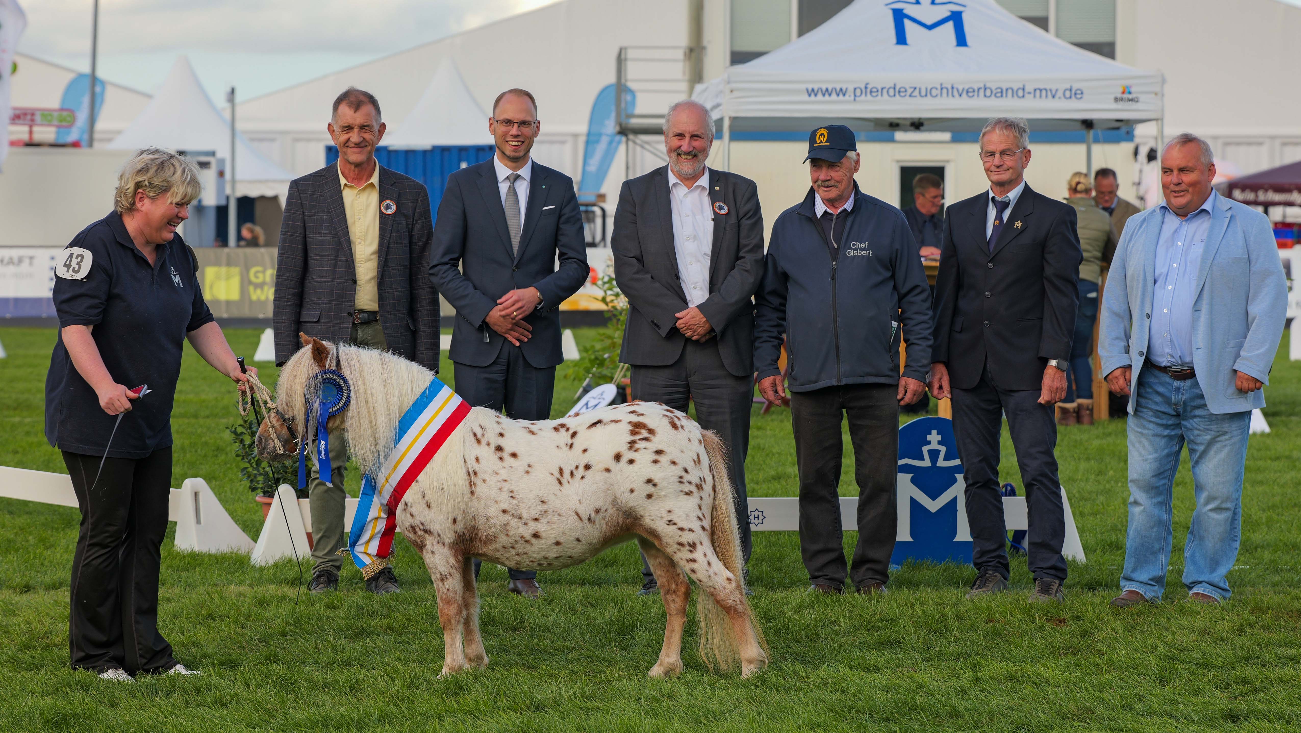 Ehrung der Siegerin bei den Deutschen Partbred Mini-Shetlandponys - Amira von Holsteinsberg v. Skyfall Caesar. Ehrung