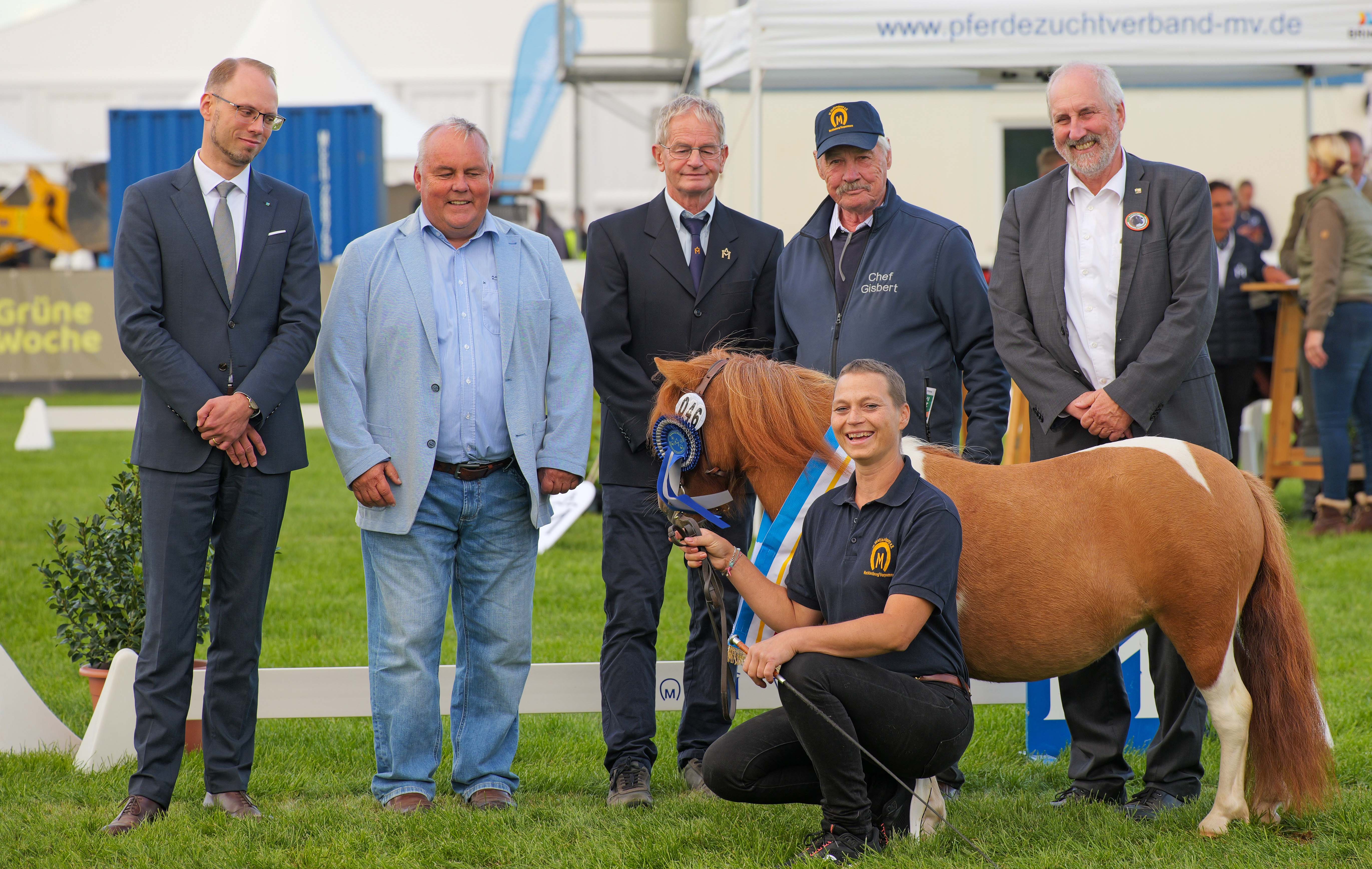 Ehrung der Siegerin bei den Deutschen Partbred Shetlandponys über 87 cm - Xinimini vom Elchmoor v. Alf.