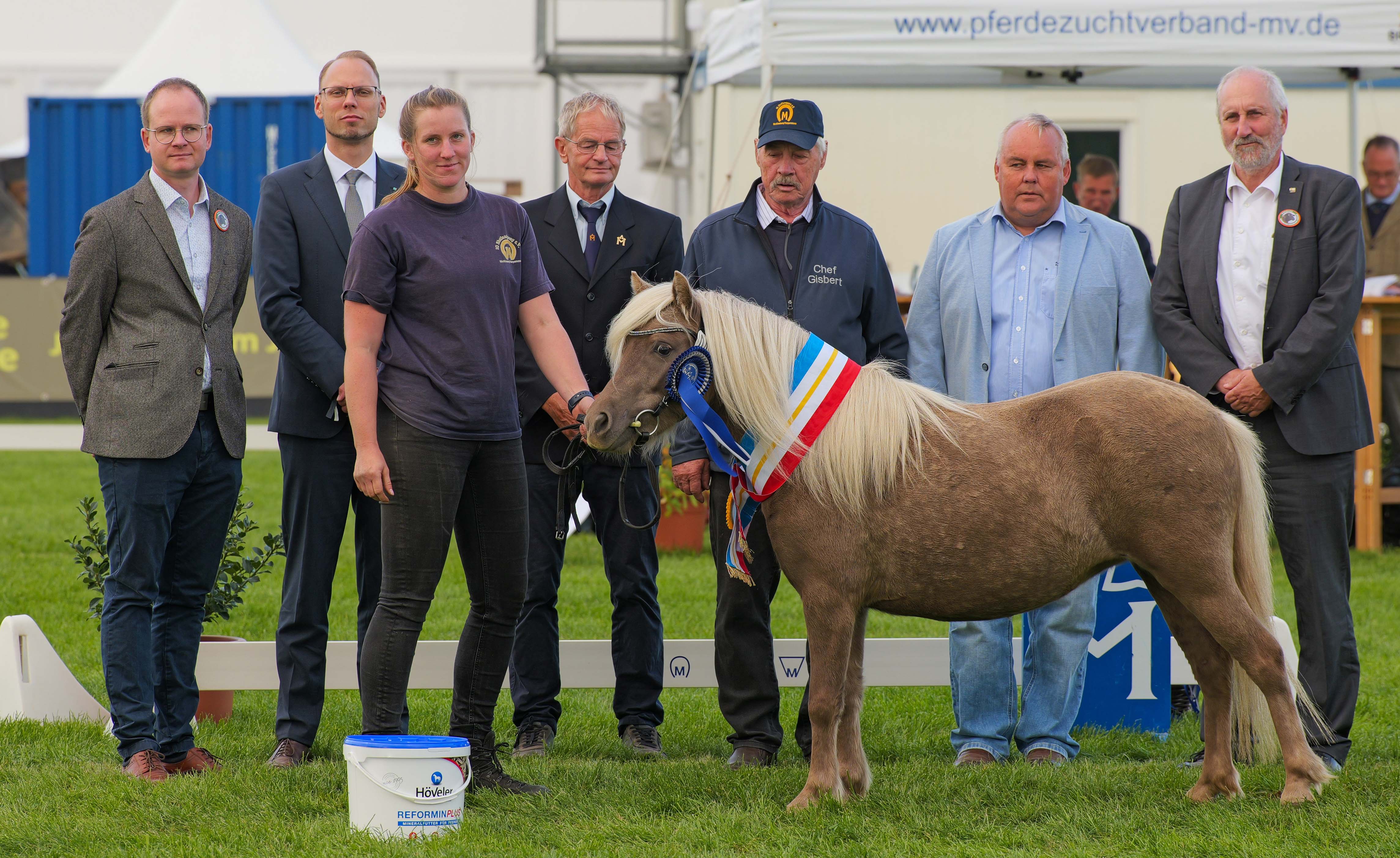 Ehrung der Siegerin bei den Deutschen Classic Ponys - Josy von Krummesse v. Jim Beam vom Moritzberg-