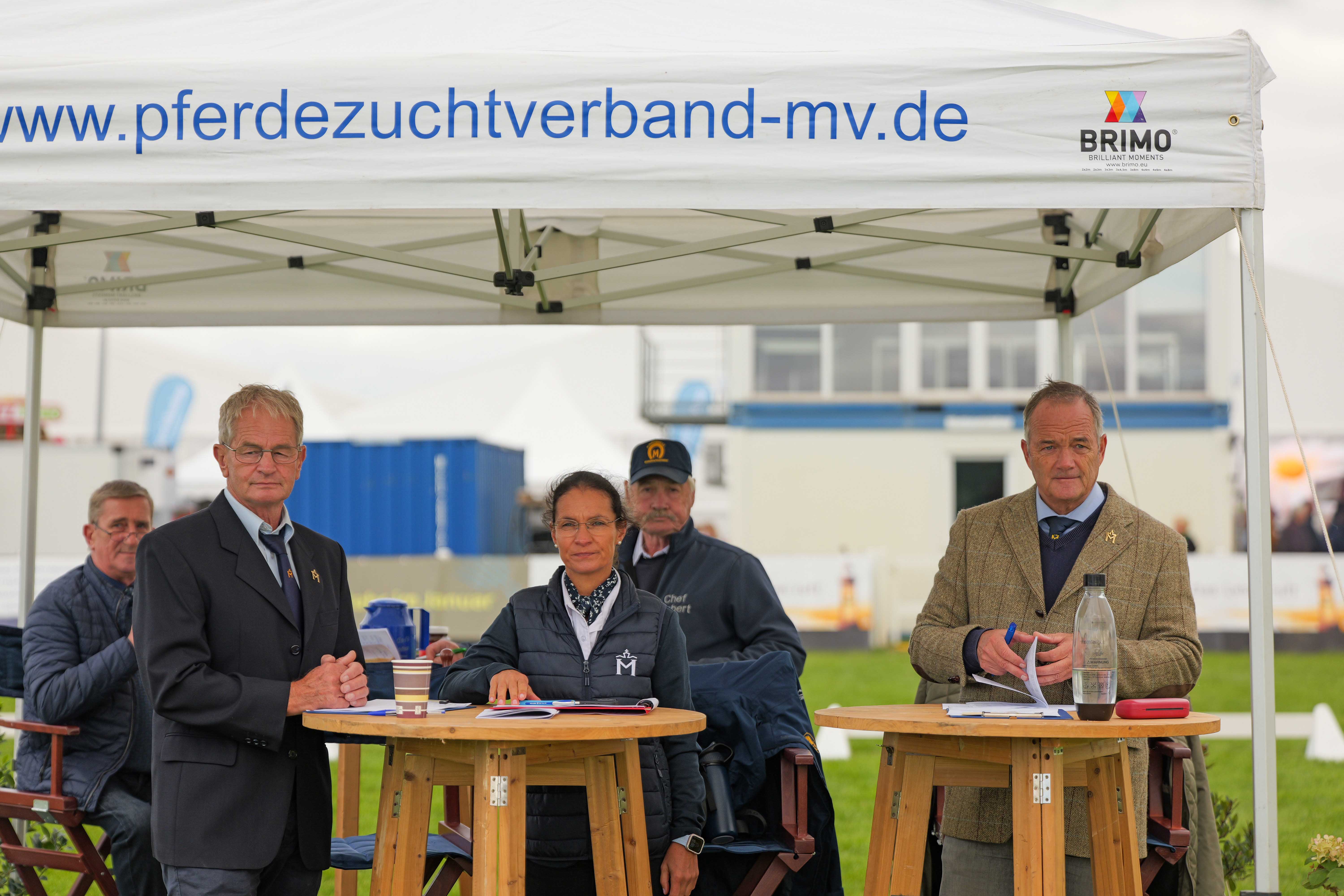 Kommission der Ponys und Kaltblüter am Donnerstag: v.l. Uwe Träder, Sandra Engelmann, Jörg Kotenbeutel, im Hintergrund Moderator Manfred Brüsch und Gisbert Koch.