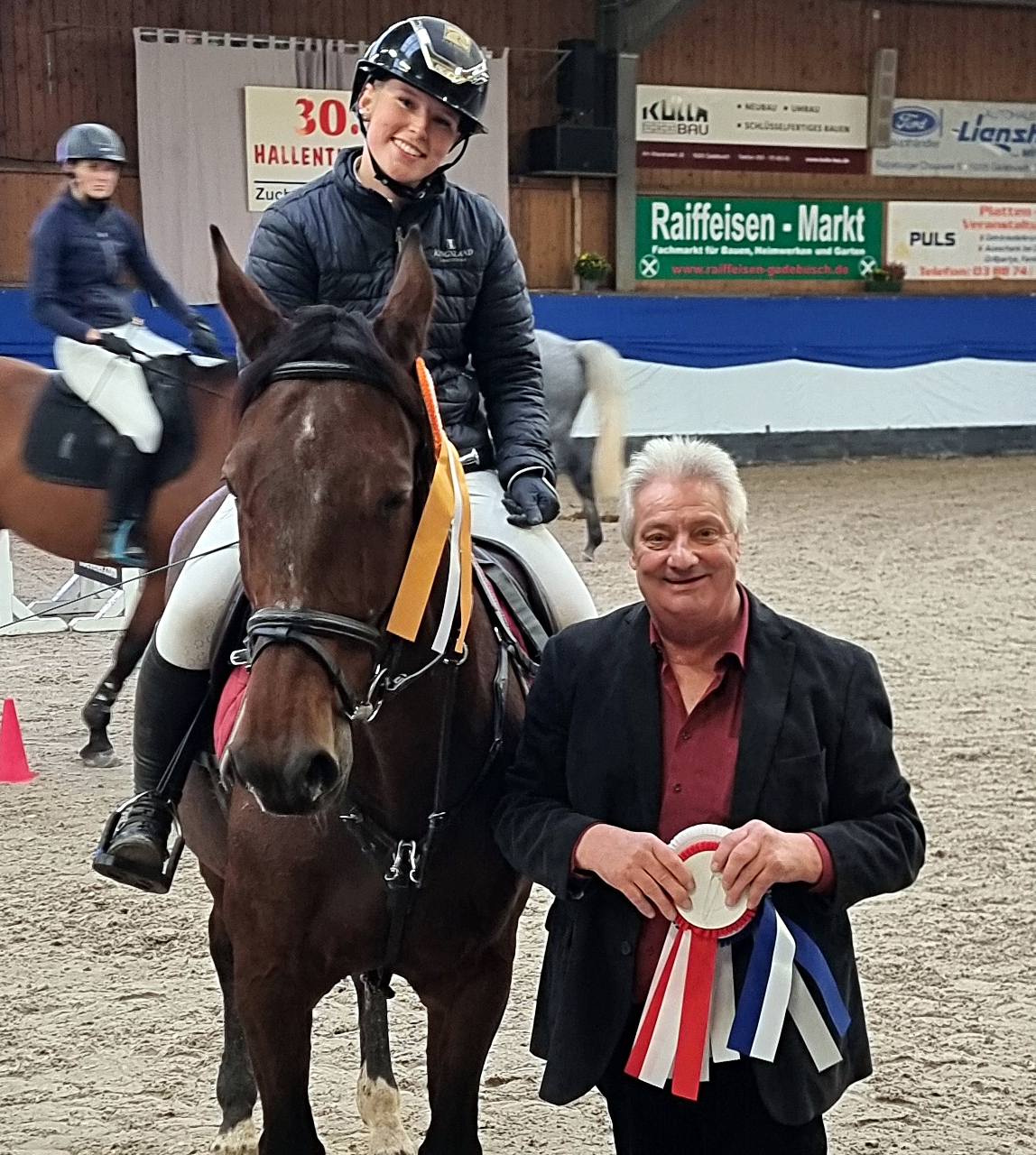Der Jubilar Dr. Lothar Makowei mit seiner erfolgreichen Enkelin Linea. © Jutta Wego