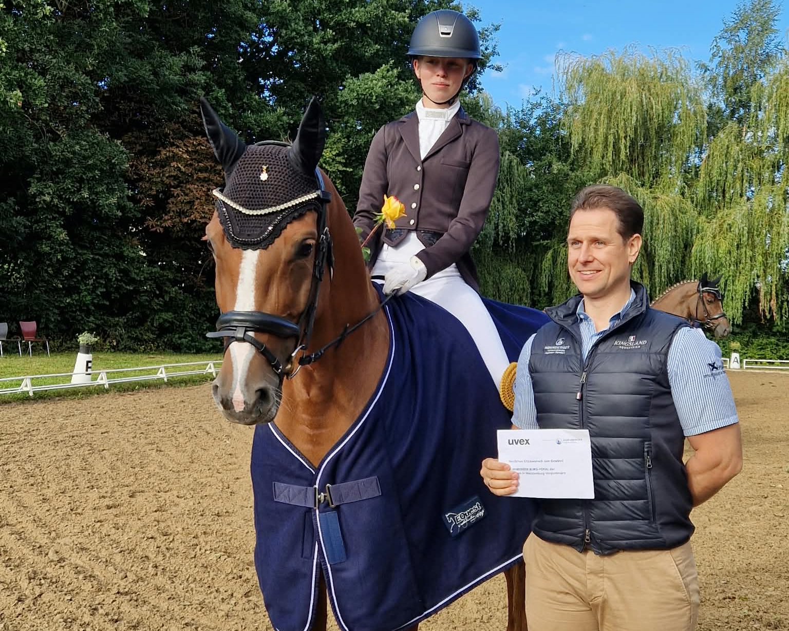 Normen Femfert konnte Greta Parr (Sternfeld) mit Coralie zum Sieg in der Qualifikation zum NÜRNBERGER BURG-Pokal der U16 Junioren gratulieren, die er mit seiner Greifswalder Agentur ins Leben gerufen hat.