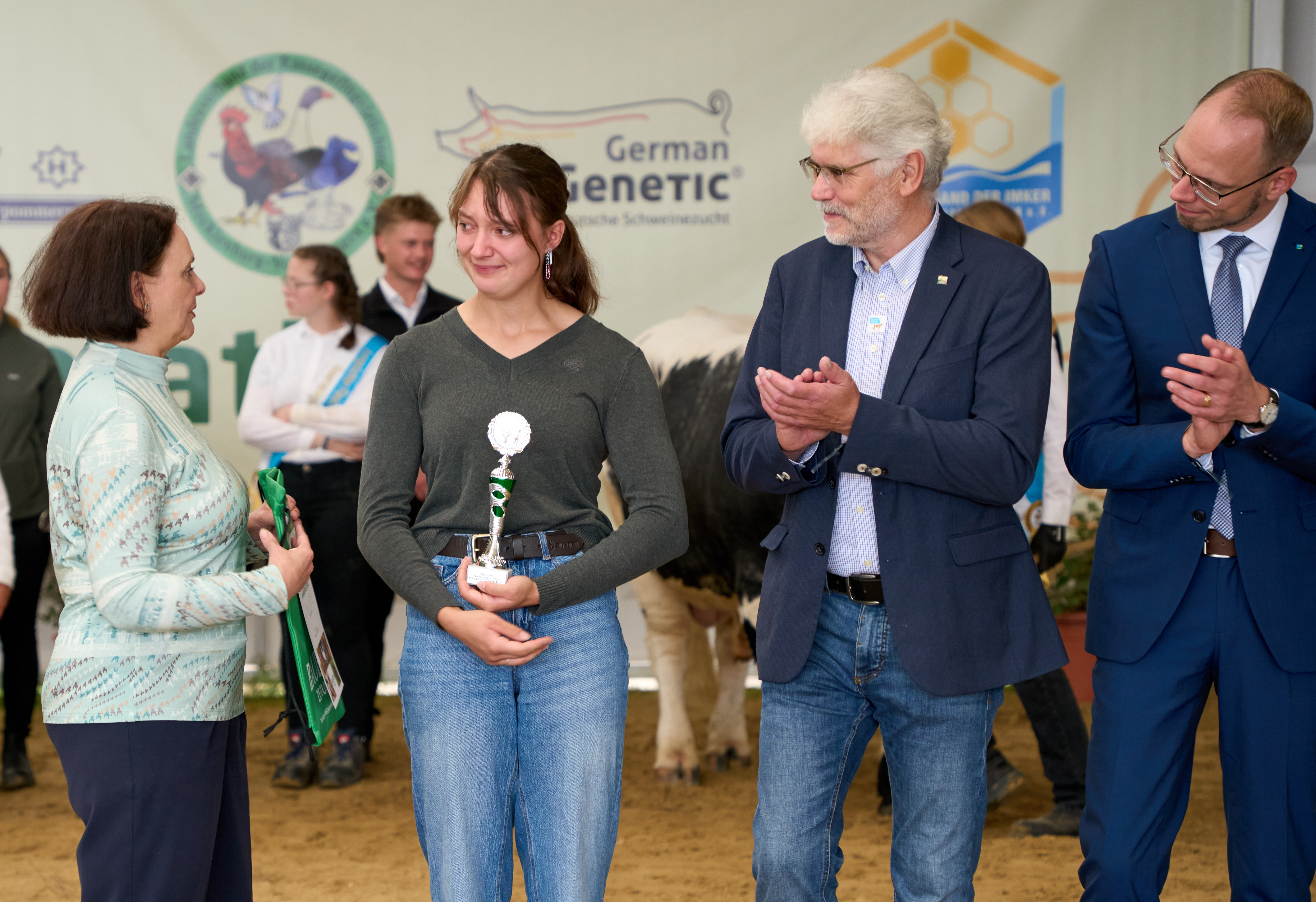 Von links: Claudia Duda (Chefredakteurin der Bauernzeitung), Ronja Marlen Schmitz, Dr. Manfred Leberecht (Vizepräsident des Bauernverbandes MV), André Konsolke (Staatssekretär im Landwirtschaftsministerium). © Markus Duda