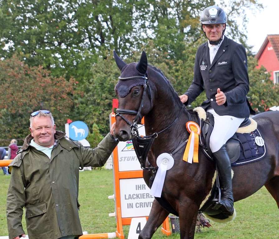 Transportunternehmer Dirk Hacker gratuliert Andre Thieme als Sponsor zum Sieg. © KaLo