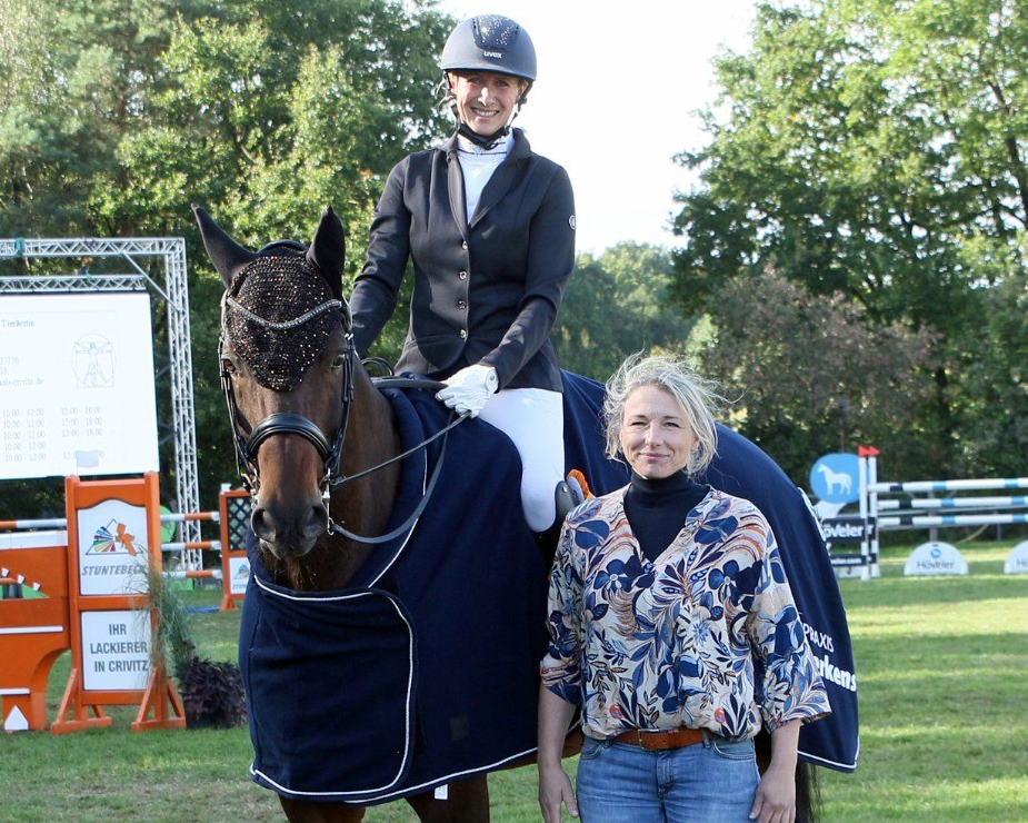 Maria Zahn aus Reez gewann mit dem 8-jährigen Balistar (v. Belissimo) die M-Dressur. © Archiv KaLo