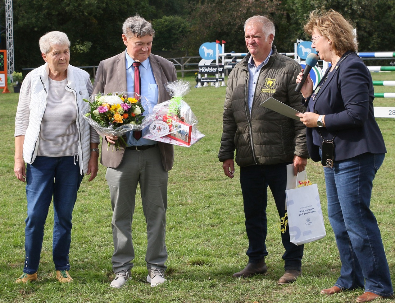 Eine Verabschiedung als Turnierrichter in Crivitz, der aus Altersgründen ausscheidet, gab es für Christian Beggerow (Güstrow). Rita Cröger, Wilfried Holl und Crivitz‘ Bürgermeisterin Britta Brusch-Gamm, die die Laudatio hielt, bedankten sich für seine jahrelange Tätigkeit. © KaLo