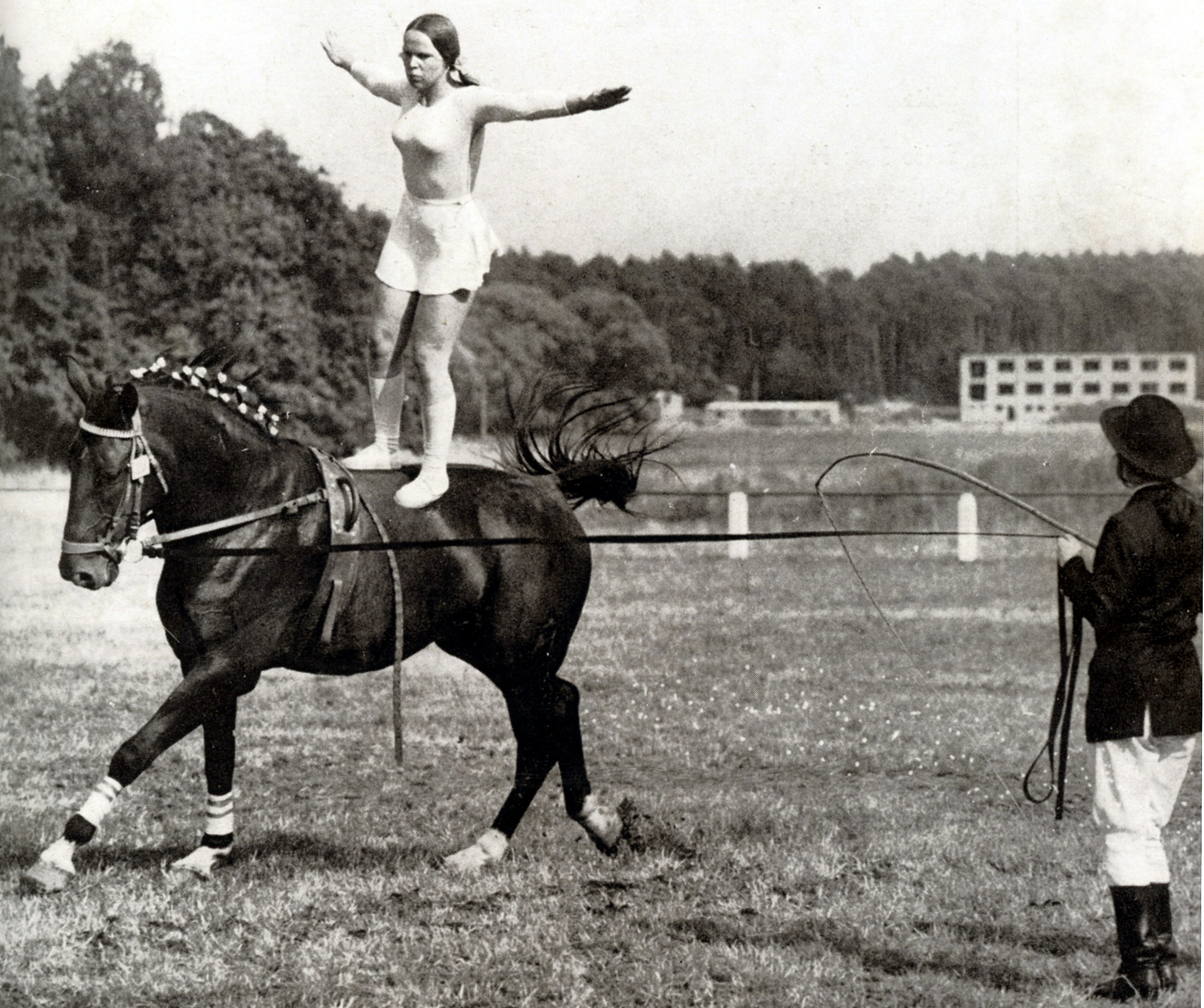 Ute Deich hat 1975 mit Friska II und der Gruppe Rogahn viermal die DDR-Meisterschaft im Voltigieren gewonnen. © Mihatsch
