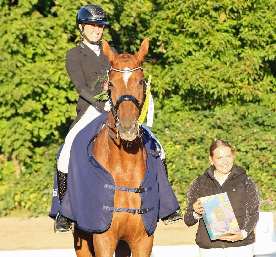 Vanessa Weber gratuliert Yulia Feller als Turnierleiterin zum S-Sieg mit Belisimo. © KaLo