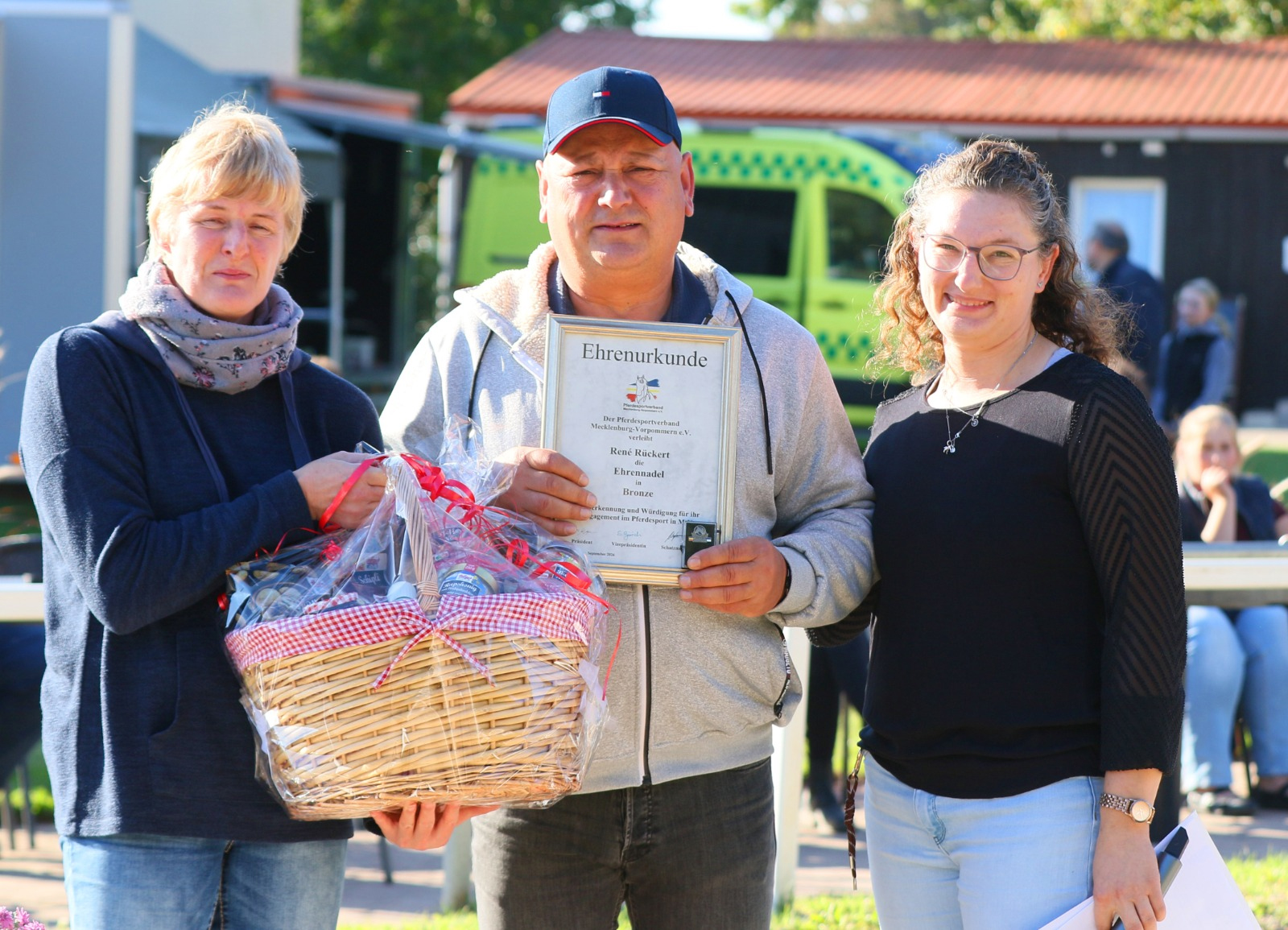 Der Reitverein Güstrow hat Rene Rückert für seinen engagierten Dienst auf der Anlage am Sonnenplatz mit der Ehrennadel des Landesverbandes in Bronze ausgezeichnet, überreicht durch Anne Reichelt (l.) und Marie Narajek. © KaLo