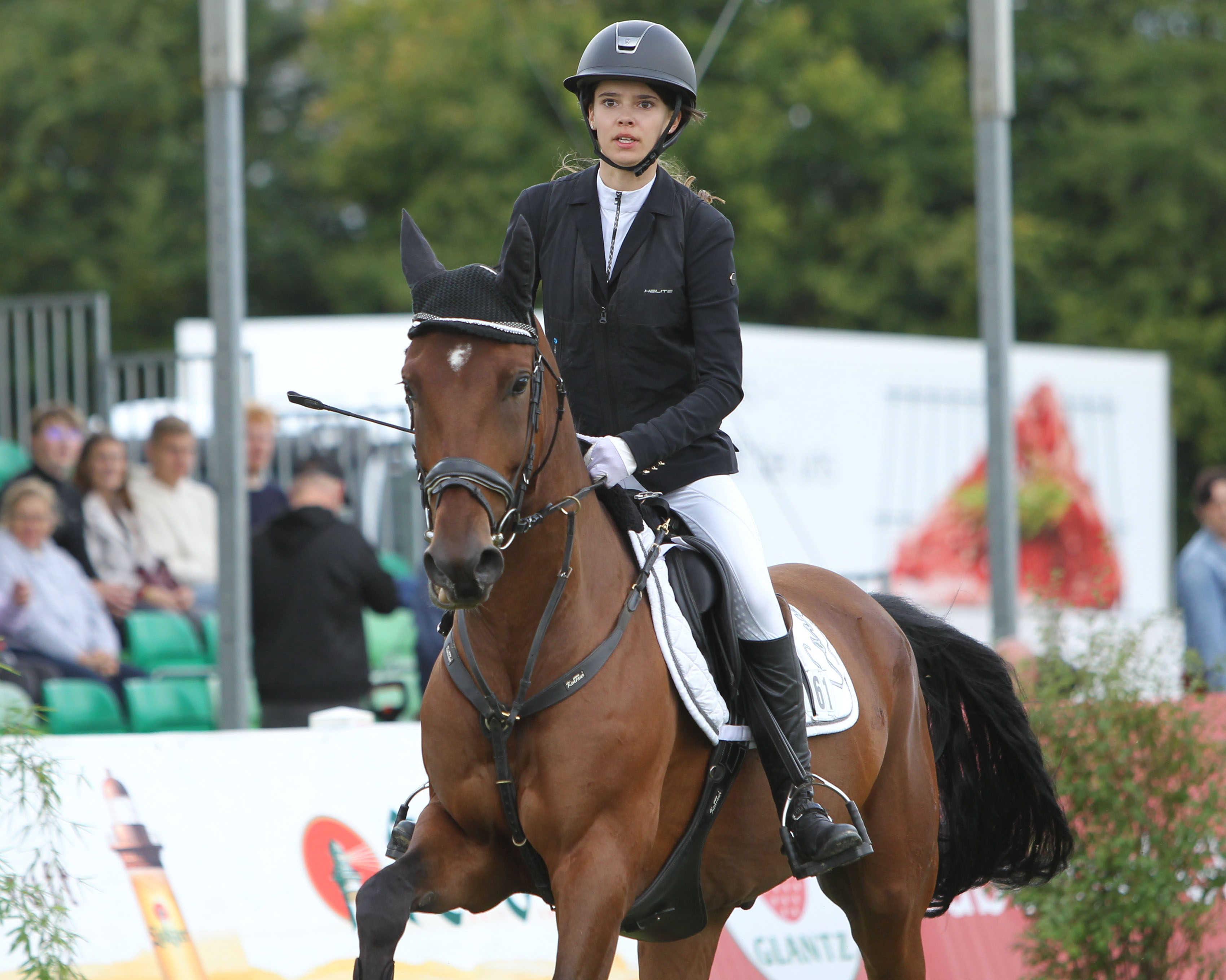 Piya Granzow (Cramon) ist mit Pony D’Niro MS im Dressur- und Springsattel erfolgreich. In Malchow gewann sie die A-Dressur A12. © Archiv J.W.