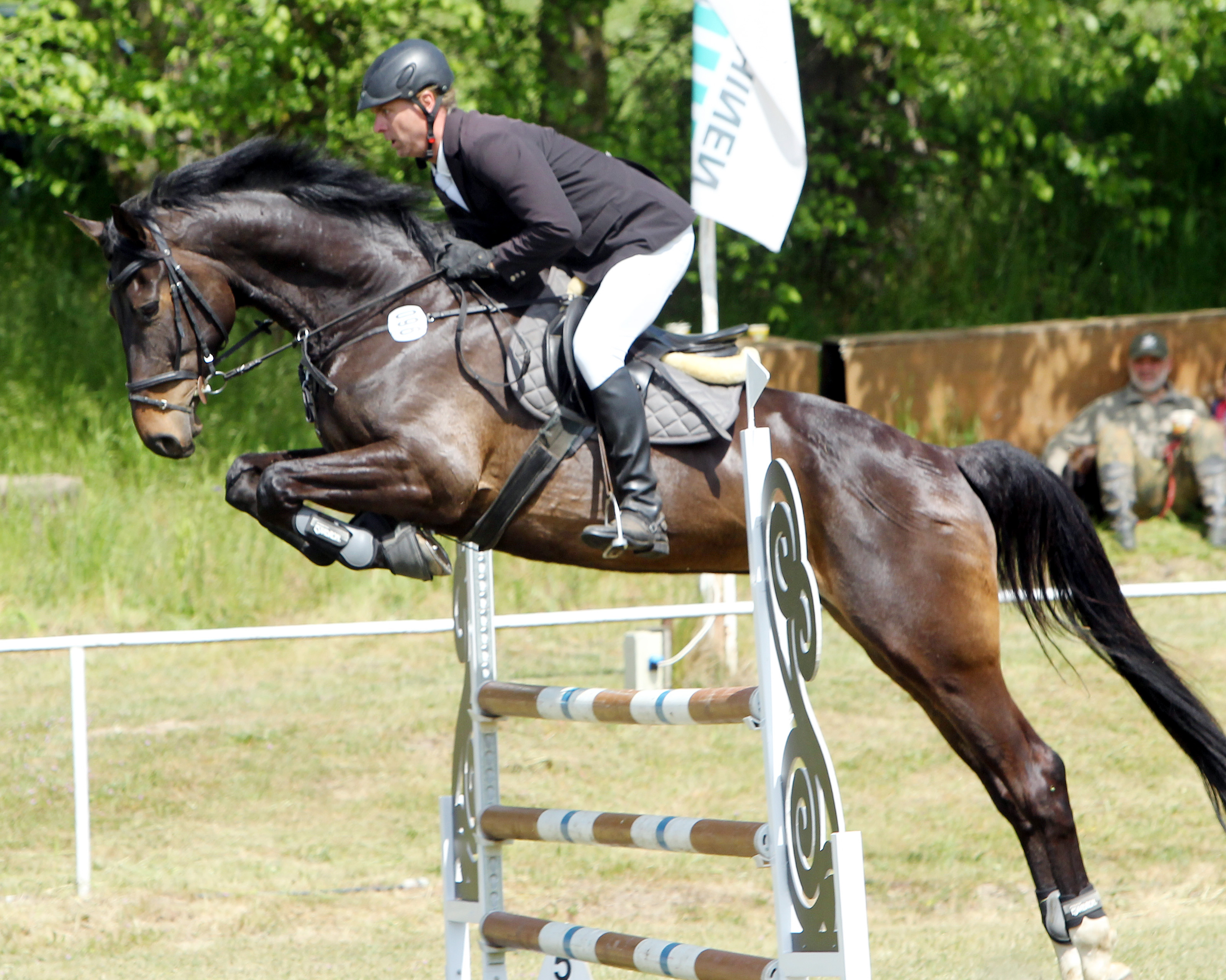 Daniel Grawe aus Elmenhorst, der für die RSG Wöpkendorf reitet, hat mit Cantur drei der sechs Wertungsspringen in der kleinen Tour gewonnen und holte sich 2026 überlegen auch den Gesamtsieg. © Archiv J.W.