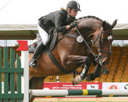 Mit dem 13. Platz bei den Jungen Springreitern unter 51 Teilnehmern kehrten Janin Stechow und ihr Adycate außerordentlich erfolgreich von den Deutschen Jugendmeisterschaften aus Freudenberg zurück.