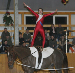 Saskia Braunert (Boizetal-Schwartow) gehörte zum Turnier-Trio das Voltigierflair in die Halle brachte.