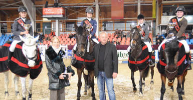 Beim letzten CSI Neustadt-Dosse konnte das MV-Team mit Anna Jürgens, Michaela Jörke, Theresa Beste und Steffi Rauschenberg das Mannschaftsspringen um den STOOF-Junior-Futurecup gewinnen. Werden sie den Pokal diesmal verteidigen?. Foto: Wego