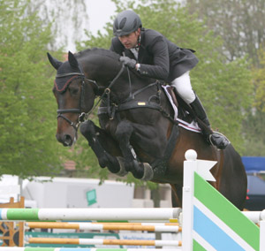 Immer mehr ins Blickfeld rückt Matthias Granzow mit dem Hengst Carlo in S-Springen. In Rehna gab es Rang 3. Foto: Jutta Wego