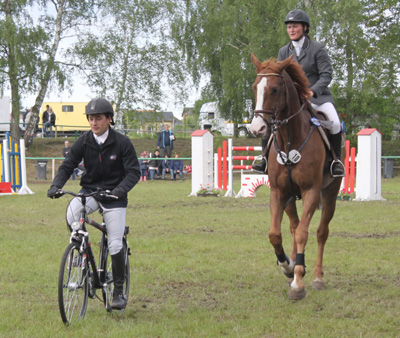 Mit den Boden kennt sich Robinson nach der zweiten Fahrradrunde - begleitet von Anna Jürgens - gut aus. Foto: Begall
