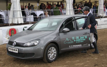 Freudestrahlend übernimmt Holger Wulschner den neuen Golf. Foto: Lohrmann