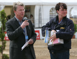 Fernsehkommentator Carsten Soostmeier gehört bereits zum festen Stamm in Sommerstorf – hier bei einer Fohlentaufe mit Hotelmanagerin Steffi Linke. Foto: Jutta Wego