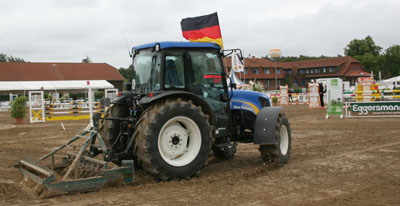 Bodenpflege hatte in Sommerstorf Kon-junktur und der Fahrer demonstrierte Nationalstolz. Foto: Jutta Wego