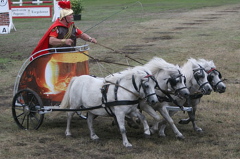 Immer wieder ein Hingucker ist der Römerwagen von Emil Hübler in Torgelow. Foto: Jutta Wego