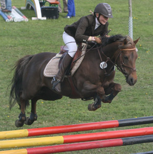 In rasantem Tempo ritt Franziska Lass ihr Pony Hanna WE zum Sieg im Zwei-Phasen Springen Klasse A. Foto: Jutta Wego
