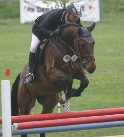 Rene Rückert (Poel) gewann auf Cosmic Blue das Zwei-Phasen Springen der Zwei-Sterneklasse M. Foto: Jutta Wego