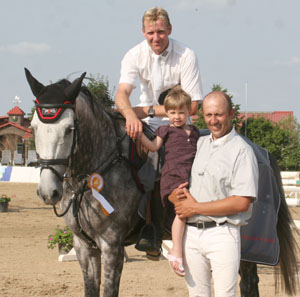 Turnierleiter Heiko Schmidt gratuliert mit Tochter Anni-Charlott André Thieme zum Sieg im Großen Preis. Foto: Jutta Wego