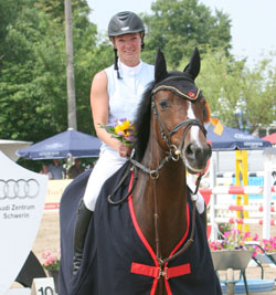 Katrin Schmidt gewann mit Cybill das S-Springen für Amateure. Foto: Jutta Wego