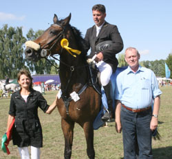 André Plath gewann auf Paso Primo den Großen Preis der Gemeinde Blowatz. Die Turnierleiter gratuliert mit Hans-Joachim Richter und Sybille Steputat-Hartwig. Foto: Jutta Wego