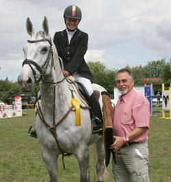 Zweimal führte Juliane Weihs in den Zwei-Sterne M-Springen auf Atlantis Z die Ehrenrunden an. Sponsor Hans-Joachim Lenschow gratuliert. Foto: Jutta Wego