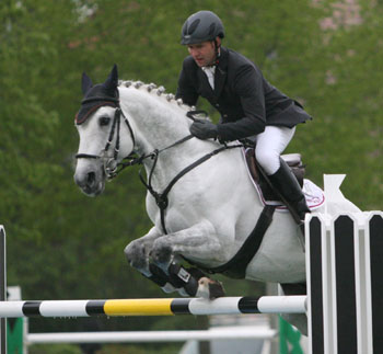 Die Teilnahme von Matthias Granzow in Dersekow hat sich gelohnt: Auf Cheval de blanc gewann er den Großen Preis. Foto: Jutta Wego