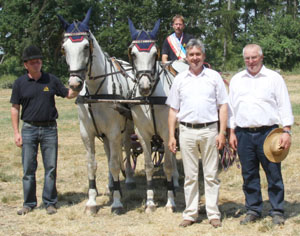 Hans-Georg Schröder und Eckhard Lindemann gratulieren Jörg Cröger zum siebten Landesmeistertitel. Foto: Lohrmann