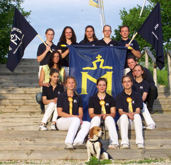 Das Mecklenburger Team: Audem Fotosind oben v.l.n.r. Sabrina Feneberg, Sandra Gellendien, Dörte Wolfgramm, Laura Meier, Patrick Müller; darunter Anne Wolter, Christin Braun;  unten v.l.n.r. Josephine Henkel, Lisa Mansfeld, Michelle Rosenberg, Elisa Rehse, Sandra Besekow und Barney, das Maskottchen des Teams.
