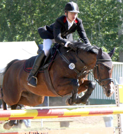 Das Duell in der Siegerrunde des M-Springens gewann Johannes Bartelt auf Lesley B vor Lars Köhler. Foto: Lohrmann